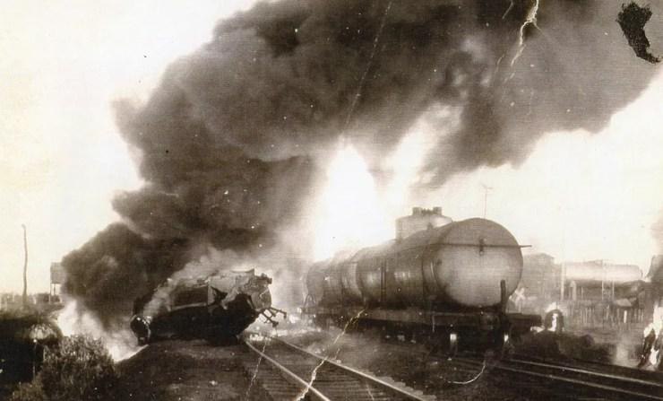 Acidente entre caminhão e trem deixou três mortos e vários feridos (Foto: Reprodução/Livro História e Devoção)