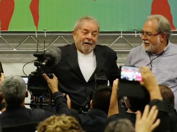 O ex-presidente Luiz Inácio Lula da Silva participa de evento no hotel Holiday Inn, na zona norte de São Paulo, na tarde desta sexta-feira (29) (Foto: Nelson Antoine/Frame/Estadão Conteúdo)