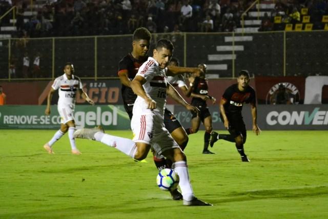 Diego Souza jogou mais recuado contra o Vitória — Foto: Marcelo Malaquias / Estadão Conteúdo