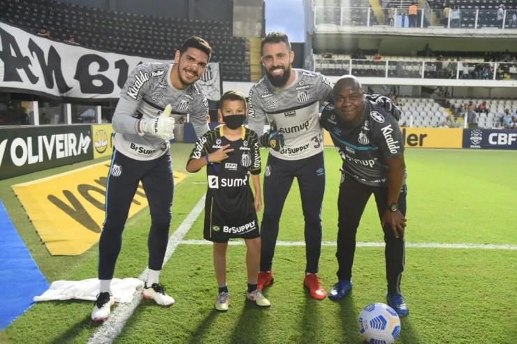 Bruninho e goleiros do Santos na Vila Belmiro — Foto: Divulgação