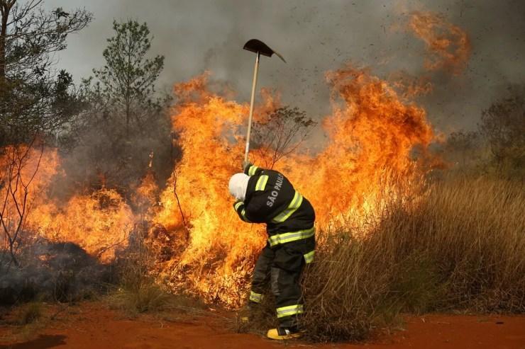 Bombeiro trabalha para apagar incêndio no Parque Juquery em Franco da Rocha, Grande São Paulo, em 23 de agosto de 2021 — Foto: Carla Carniel/Reuters