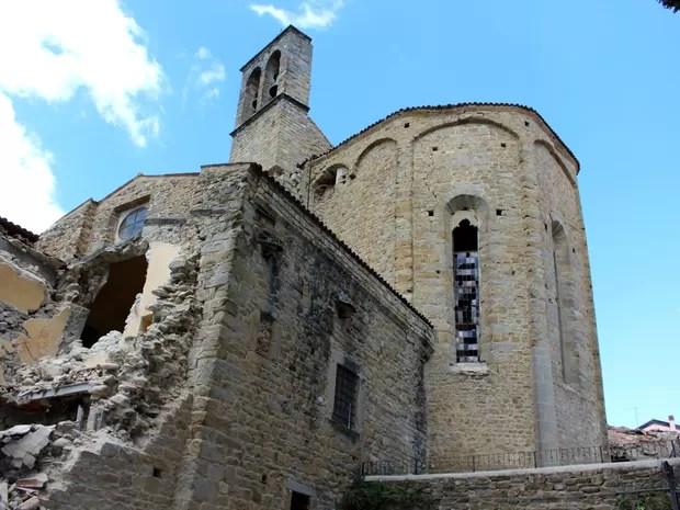 Basílica de San Francesco, em Amatrice, ficou danificado pelo terremoto (Foto: Italian Carabinieri/AP)
