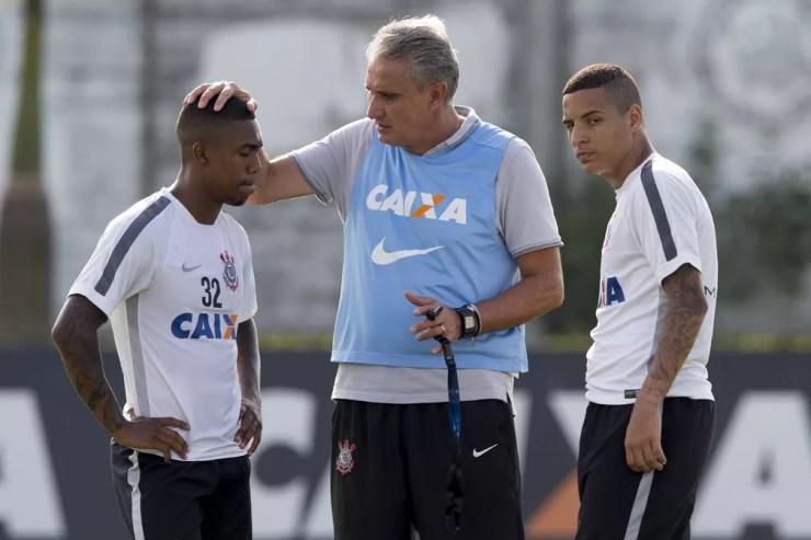 Malcom, Tite, Guilherme Arana no Corinthians — Foto: Daniel Augusto Jr. / Agência Corinthians