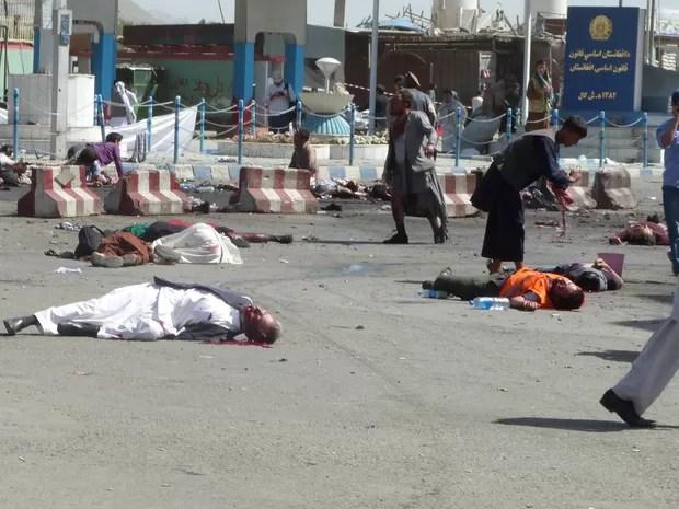 Vítimas ficaram caídas no chão após explosões em Cabul, no Afeganistão, deixarem dezenas de mortos e centenas de feridos (Foto: Reuters)