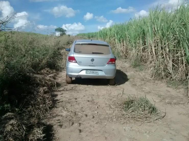 Carro de Denise foi encontrado abandonado em canavial  (Foto: Edijan Del Santo/EPTV)