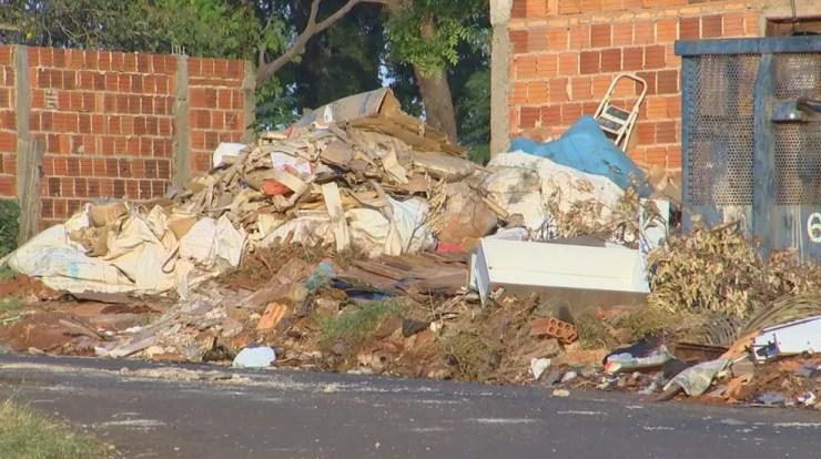 Entulho é descartedo irregularmente em terrenos de Rio Preto (Foto: Reprodução/TV TEM)