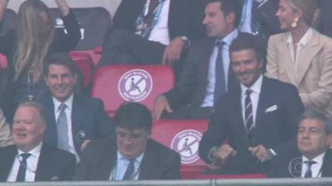 Tom Cruise e David Beckham comemoram gol da Inglaterra em Wembley