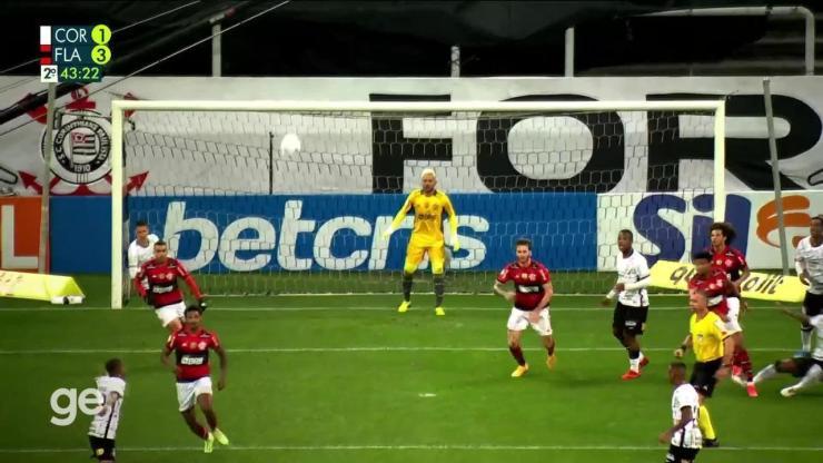 Aos 43 min do 2º tempo - gol de fora da área de Vitinho do Corinthians contra o Flamengo