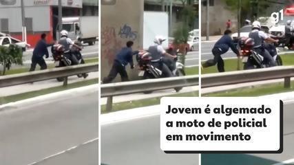 Jovem é algemado a moto de policial em movimento em São Paulo
