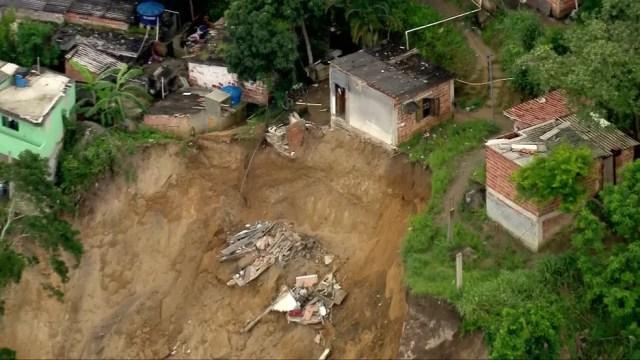 Casa desmorona em deslizamento no Morro da Esperança, Niterói — Foto: Reprodução/TV Globo