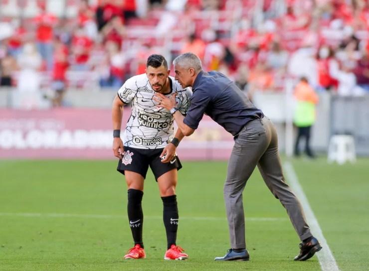 Sylvinho conversa com Giuliano em Inter x Corinthians — Foto: Rodrigo Coca/Ag. Corinthians