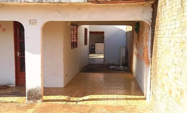 Casa onde o crime aconteceu em Fernandópolis na noite desta sexta-feira (14) (Foto: Reprodução/TV TEM)