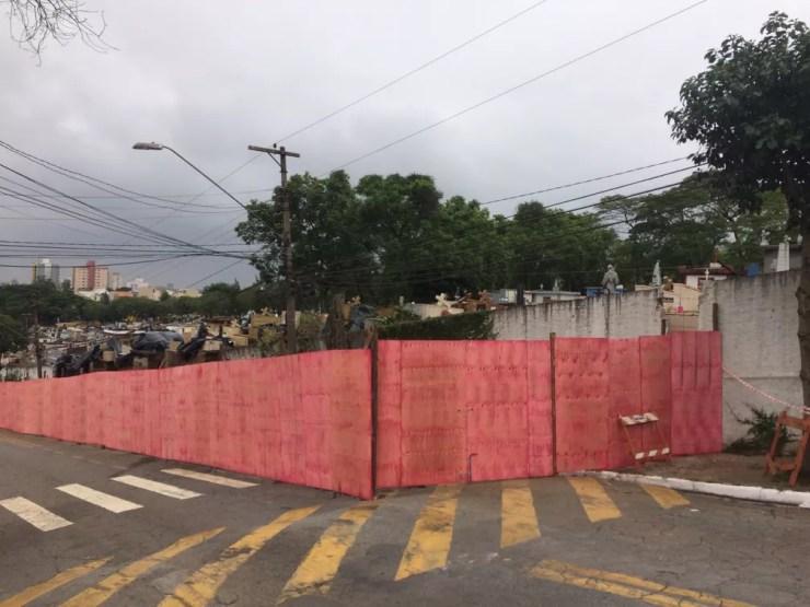 Tapumes protegem cerca de 50 metros de muro de cemitério que caiu em Santo André — Foto: Glauco Araújo/G1