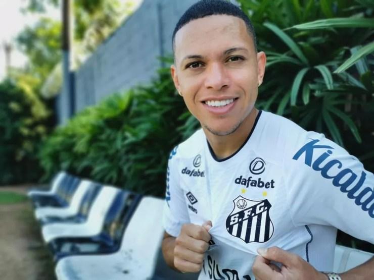 Marcos Guilherme é oficializado como reforço do Santos — Foto: Divulgação/Santos FC