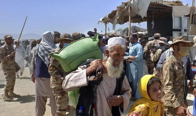 Pessoas saem do Afeganistão rumo ao Paquistão, em 13 de agosto de 2021 — Foto: Jafar Khan/AP