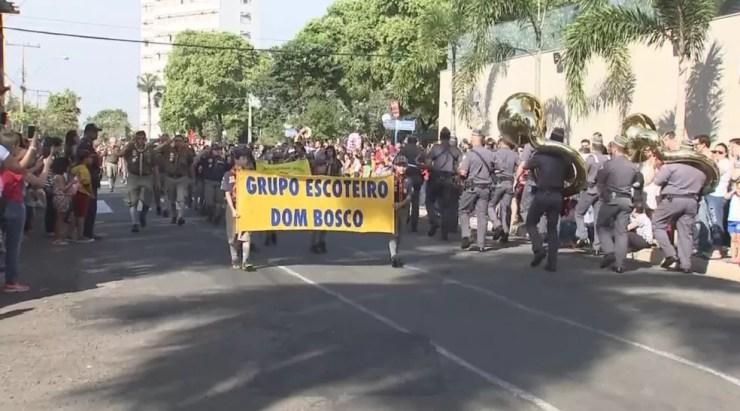 Desfile em Araçatuba contou com participação de escoteiros (Foto: Reprodução/TV TEM)