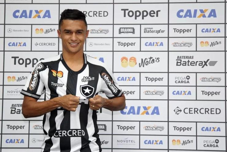 Erik foi apresentado como novo jogador do Botafogo no dia 24 de agosto — Foto: Vítor Silva/SSPress/Botafogo