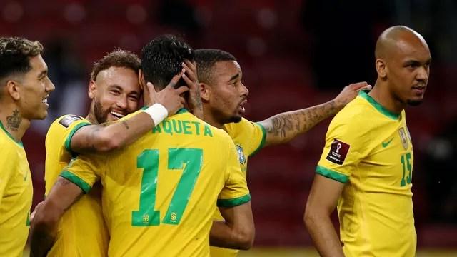 Neymar comemora o seu gol, o segundo do Brasil contra o Equador