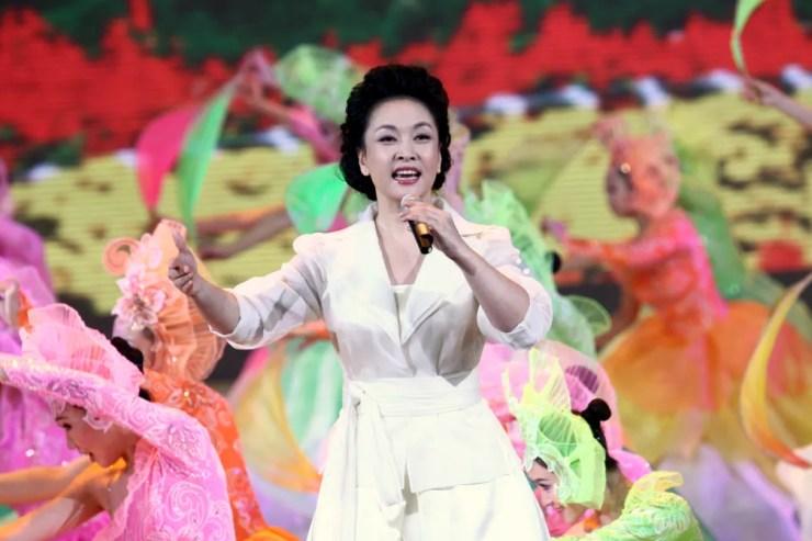 Peng Liyuan, mulher de Xi Jingping, canta durante uma grande celebração em Pequim, em 2009. (Foto:  AFP / Imaginechina)