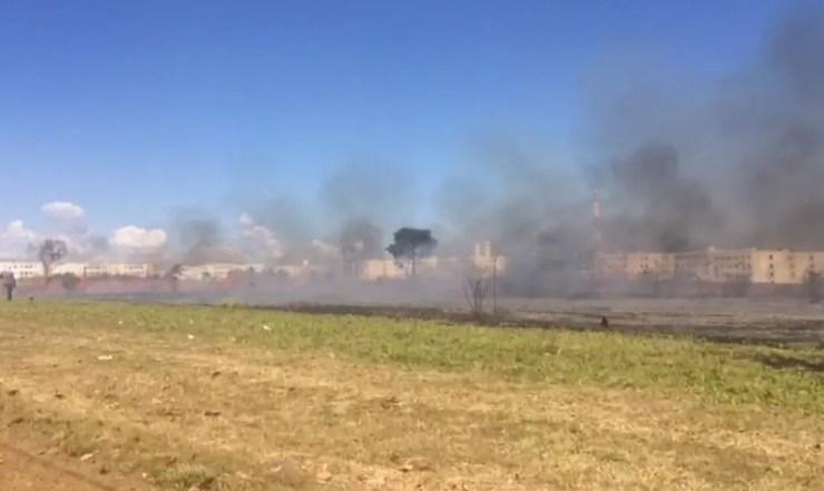 Incêndio atingiu área em bairro de Araçatuba  (Foto: Reprodução/TV Tem)