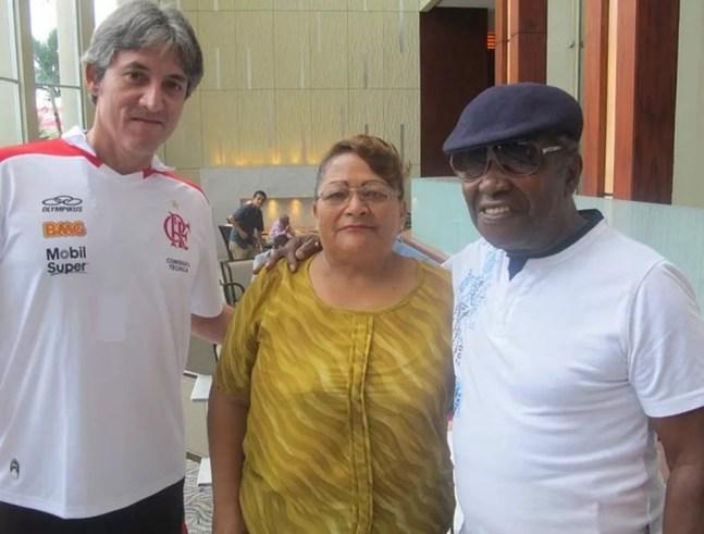 Moacir, à direita, em encontro com a delegação do Flamengo no Equador em 2012 — Foto: Richard Souza