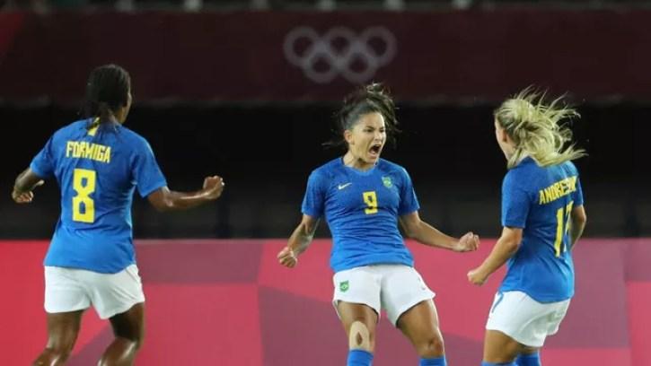 Debinha comemora após marcar o primeiro gol do Brasil contra a Holanda