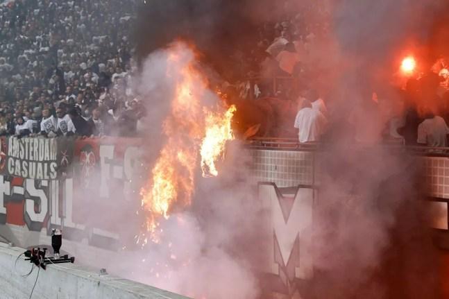 Faixa de torcida do Ajax pega fogo com sinalizadores durante clássico com Feyenoord — Foto: afp