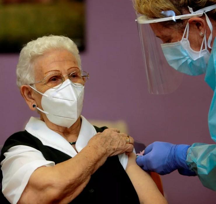 A espanhola Araceli Hidalgo recebe a vacina contra a Covid-19 na Espanha — Foto: Pepe Zamora/Reuters