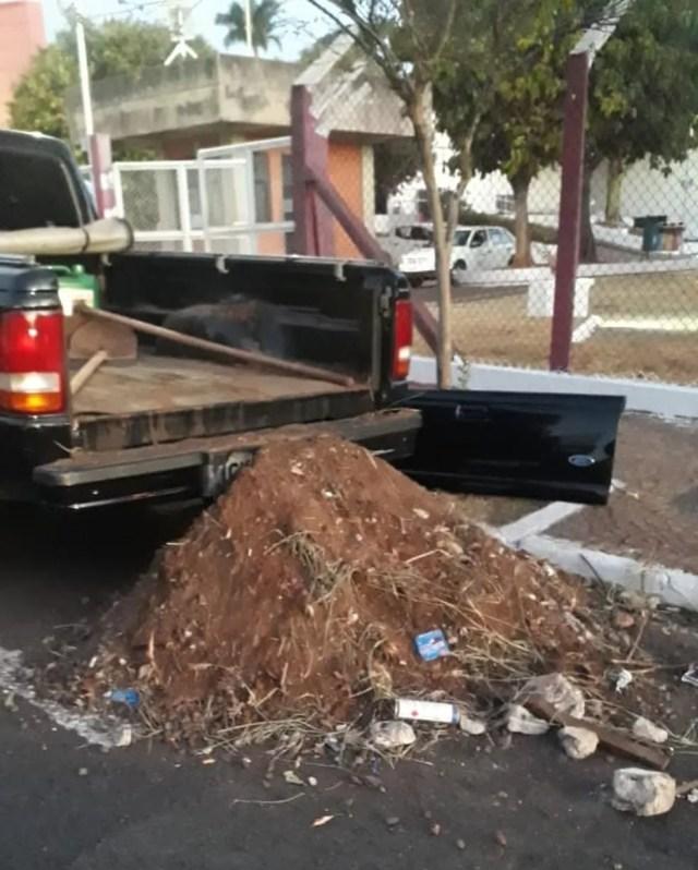 Lixo foi despejado em frente ao prédio da prefeitura (Foto: Arquivo Pessoal)