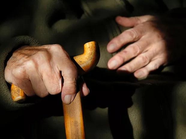Mãos de um homem aposentado em sua casa em Santiago, Chile (Foto: Reuters/Rodrigo Garrido)