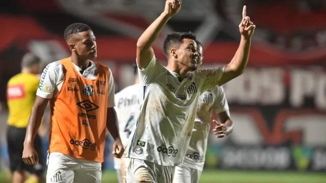 Marcos Leonardo, do Santos, comemora gol contra o Atlético-GO