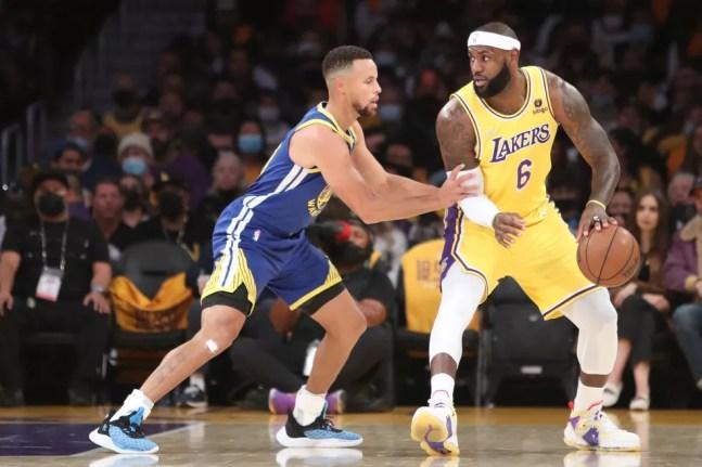 Stephen Curry e LeBron James Warriors x Lakers NBA — Foto: Reuters