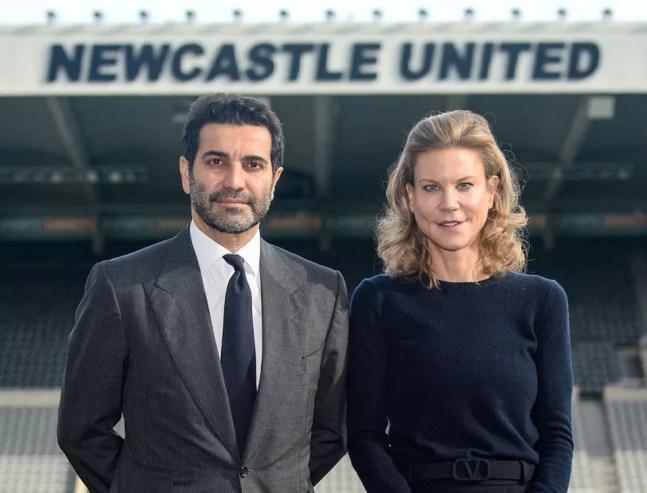 Mehrdad Ghodoussi e Amanda Staveley no estádio do Newcastle — Foto: Serena Taylor/Newcastle United via Getty Images