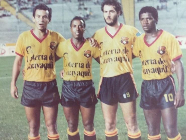 Adílio, à direita, com companheiros de Barcelona de Guayaquil: eterno camisa 8 da Gávea vestiu a 10 no Equador - Arquivo pessoal