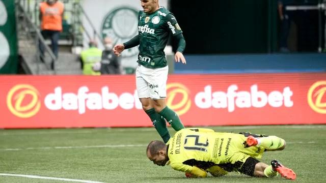 Marcelo Lomba defende chute de Raphael Veiga em Palmeiras x Inter