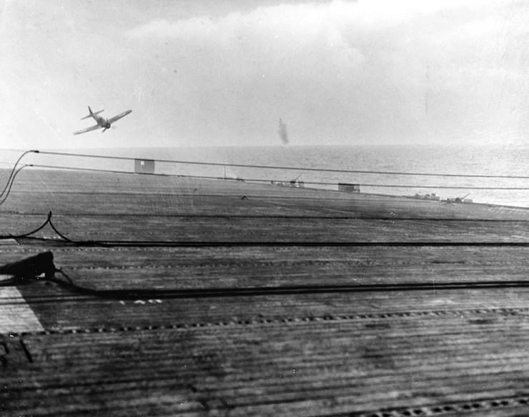 Piloto kamikaze momentos antes de explodir ao tentar atingir um navio americano em outubro de 1944 — Foto: U.S. Navy