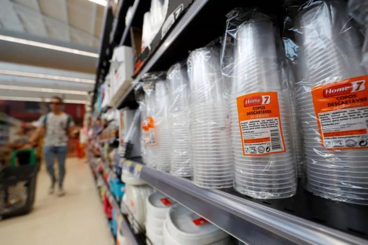 Copos de plástico são vistos em supermercado em Lisboa, em Portugal, em imagem de 6 de julho  — Foto: Rafael Marchante/ Reuters