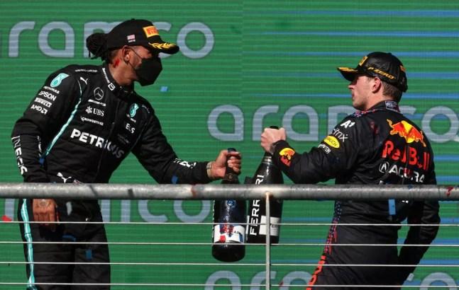 Lewis Hamilton e Max Verstappen se cumprimentam no pódio do GP dos EUA — Foto: Chris Graythen/Getty Images