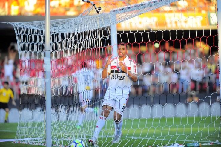 Diego Souza lamenta chance perdida pelo São Paulo — Foto: Marcos Ribolli
