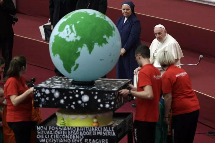 Momento em que o Papa Francisco recebeu o bolo, no domingo (16). — Foto: AP Photo/Gregorio Borgia