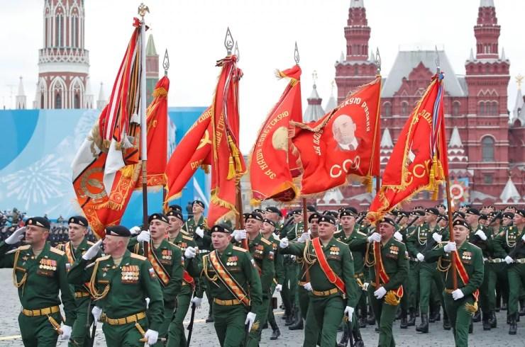 Militares russos marcham durante desfile militar no Dia da Vitória, que marca o 76º aniversário da vitória sobre a Alemanha nazista na Segunda Guerra Mundial, na Praça Vermelha no centro de Moscou, neste domingo (9) — Foto: Reuters/Maxim Shemetov