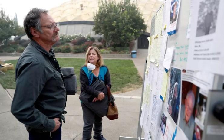 Lane e Julie Walker observam lista de desaparecidos em Chico, na Califórnia — Foto: Terray Sylvester / Reuters