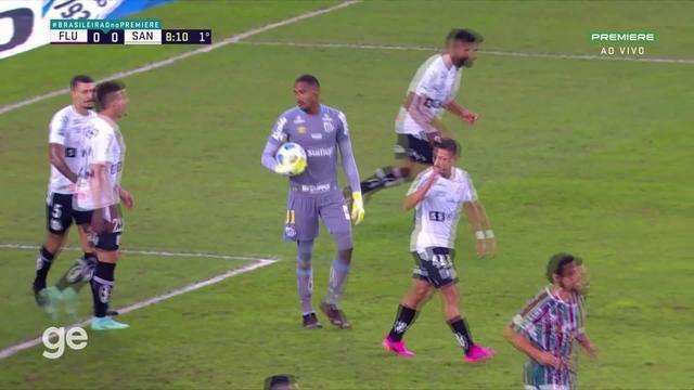 Aos 8 min do 1º tempo - cabeceio na trave de Caio Paulista do Fluminense contra o Santos