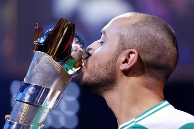 MoAuba beija taça da FIFA eWorld Cup 2019 — Foto: Getty Images