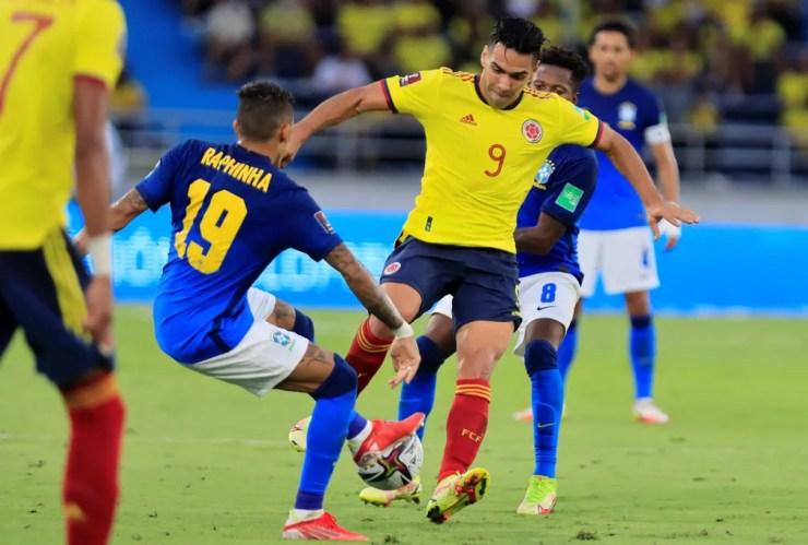 Raphinha divide bola com Falcao García durante Colômbia 0 x 0 Brasil — Foto: Ricardo Maldonado/EFE