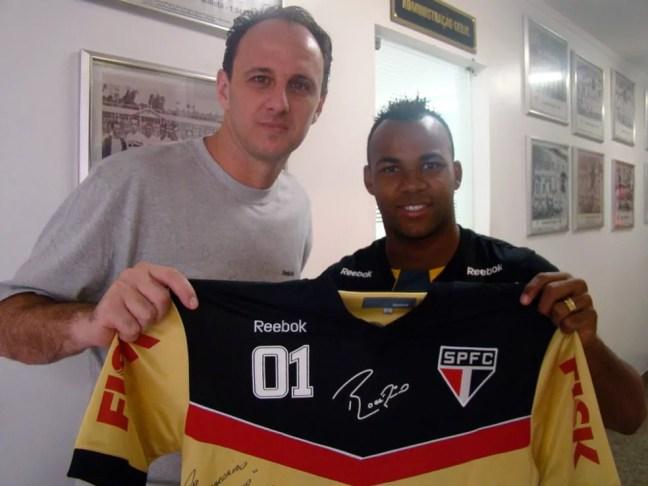 Rogério Ceni presenteia Fernandinho com a camisa do centésimo gol — Foto:  Site Oficial/saopaulofc.net