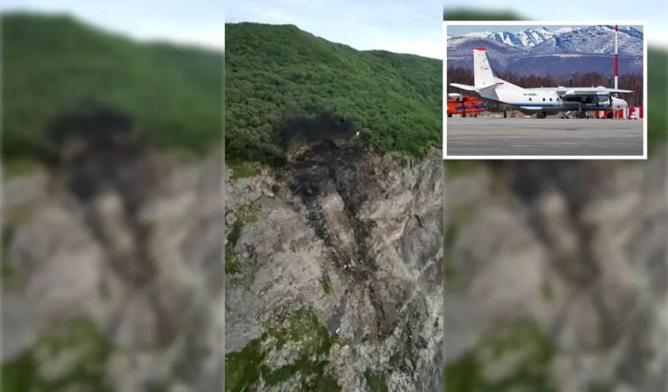 Montagem com o local onde o avião An-26 se chocou e caiu perto do aeroporto de Palana, no norte da península de Kamchatka, na Rússia, em 6 de julho de 2021. No detalhe, a aeronave com o prefixo RA-26085, no aeroporto de Patropavlovsk-Kamchatckiy, no extremo leste da Rússia. — Foto: Montagem G1/Ministério de Emergências da Rússia