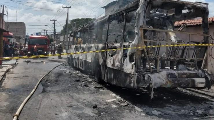 Pelo menos seis ônibus foram incendiados em Fortaleza — Foto: Messias Borges/SVM