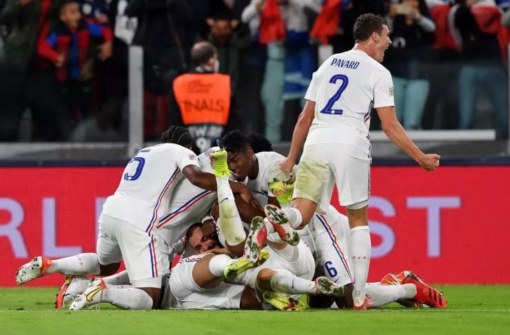 Jogadores da França comemoram vitória de virada sobre a Bélgica, pela Liga das Nações — Foto: Getty Images