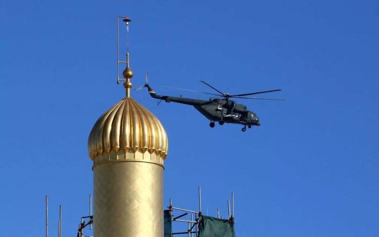 Helicóptero militar iraquiano sobrevoa o santuário Imam Ali em Najaf, durante a visita do Papa Francisco à cidade sagrada para encontro histórico com o clérigo xiita grande Aiatolá Ali al-Sistani — Foto: Mohammed Sawaf / AFP Photo